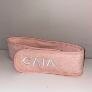 Caia hårband - Nästan helt oanvänt hårband från caia. Perfekt när för att ta bort håret när man sminkar sig🤍