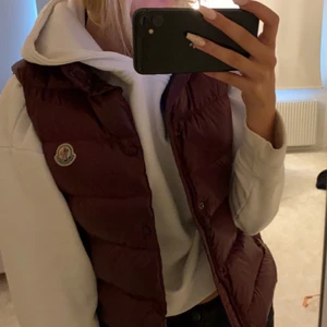 Moncler väst - Mörkröd i storlek 1 som motsvarar s!! Bara att skriva privat för fler bilder, kvitto och påse finns även💕