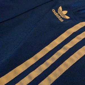 Adidas byxor - Blå adidas byxor använda 2 gånger lite liten i storleken köpta för 499 säljer för 250kr fler bilder dm💞