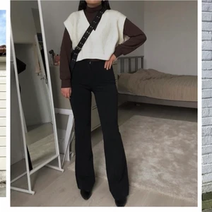 Monki kostymbyxor  - Säljer dessa supersnygga kostymbyxor i storlek 34 då de är lite stora för mig. Jag är 162cm och har 34 i vanliga fall. Skulle säga att dessa är en 36. Använda 2 gånger 💖 (mitten bilden är jag själv, där har jag vikt ner kanten).