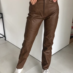Bruna imitation-läder byxor  - Bruna assnygga byxor från Pull&Bear, kommer tyvärr inte till användning. Nästan aldrig använda, därför i mycket fint skick🤎🧸
