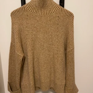 Stickad tröja  - Stickad tröja. Fint skick. Stor i storleken. 