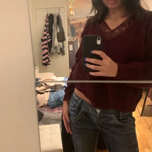 Stickadtröja från hm - Vinröd stickad tröja från hm med spets