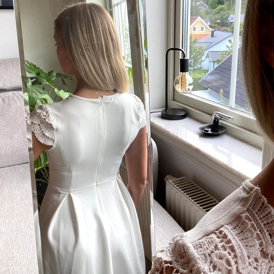 VIT KLÄNNING MED SPETS - 91