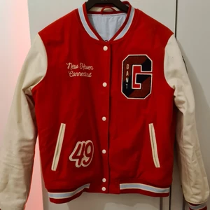 Gant jacka  - Inköpt för ett år sedan har inte kommit till mycket användning är i storlek large men liten i storlek vid mer info skicka ett meddelande             köparen står för frakten om den ska skickas 