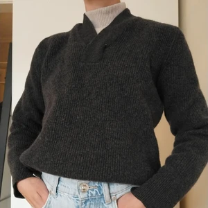 Acne grå stickad tröja - Supermysig och varm stickad tröja från acne i storlek S. Buda eller köp direkt för 180 kr💗