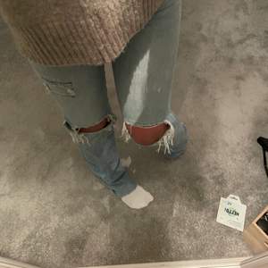 Säljer nu Zaras populära jeans,  (jag är 168 och de faller över skorna utan att man behöver trampa på dem) tre hål på framsidan varav ett är igensatt men lappen går att sprätta bort, Sanna till storleken