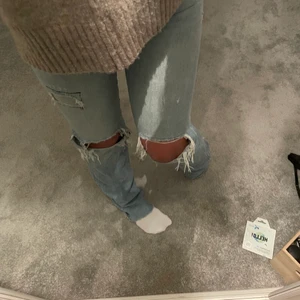 Zara jeans - Säljer nu Zaras populära jeans,  (jag är 168 och de faller över skorna utan att man behöver trampa på dem) tre hål på framsidan varav ett är igensatt men lappen går att sprätta bort, Sanna till storleken Midwaist