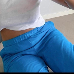 mjukisbyxor - säljer dessa då de aldrig kommit till användning, har använt de en gång. nästan helt oanvända, och tvättade en gång, jätte skönt material i köpt för 299;- säljer även en matchande hoodie till