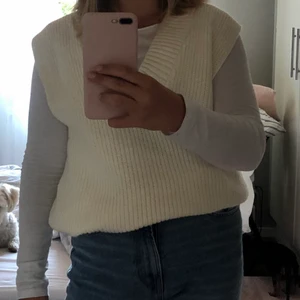 Vit stickad slipover/väst - En stickad väst, använd fåtal gånger och är i fint skick.