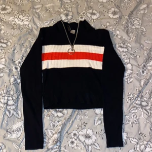 Topp - Tajt topp med ränder. XS men passar även S. Används inte längre