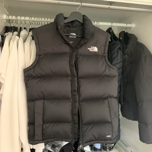 The North face väst - Svart North face väst storlek S. Använd fast i bra skick. Om många är intresserade blir det budgivning. 