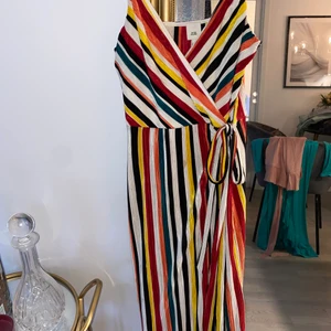 Färgglad klännin från River Island str S - Finns en liten fläck på klänningen, borde gå bort i tvättmaskinen!! 