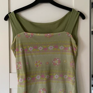 Grönt linne med blommer - Så fint grönt linne med blommor på, typ mesh tyg men inte genomskinligt alls. En favorit💕