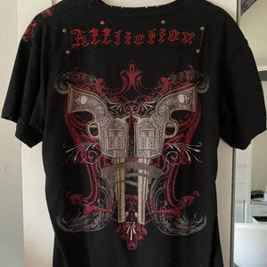 Allfliction T-shirt  - En av mina favoriter, affliction T-shirt som är oversized 