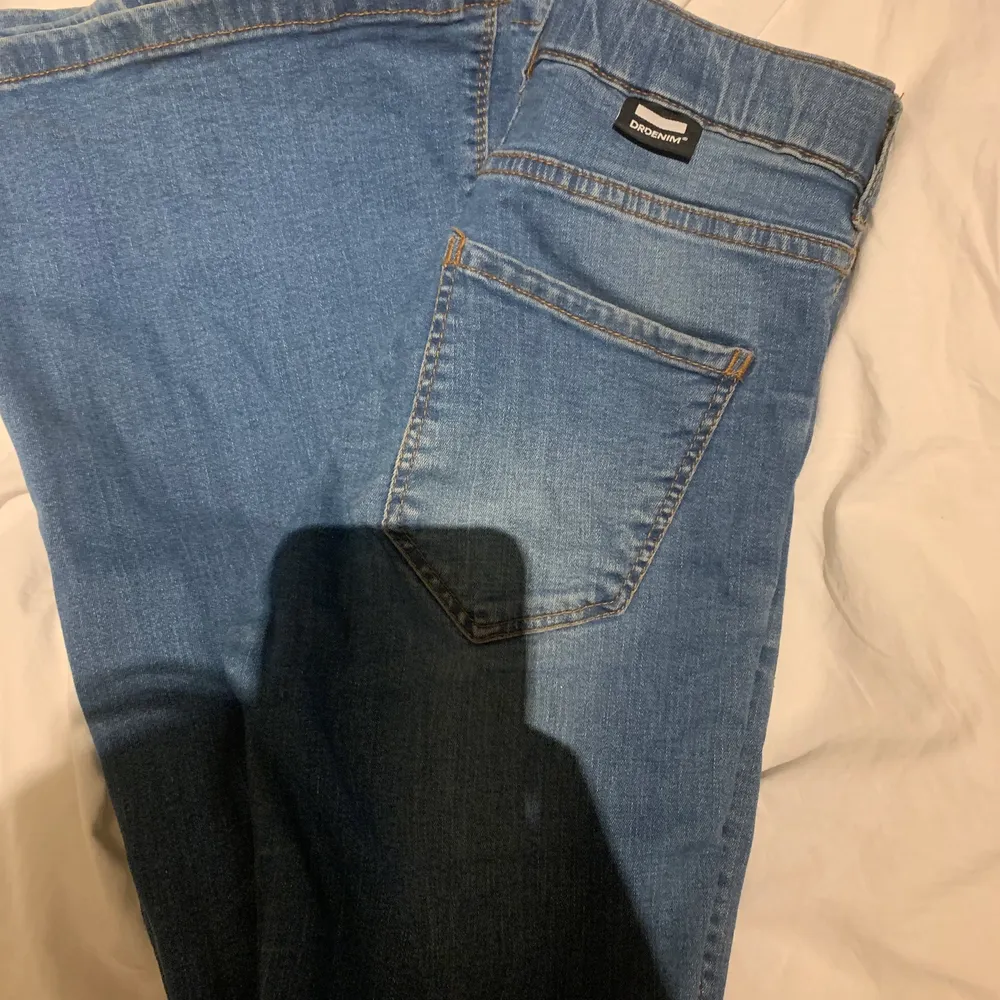 Blå bootcut jeans från Dr.denim köpta för 499kr. Jeans & Byxor.