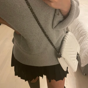 Väska - Vit basic väska! Passar till allt! Skulle säga att materialet lite fakeläder känsla🤗 