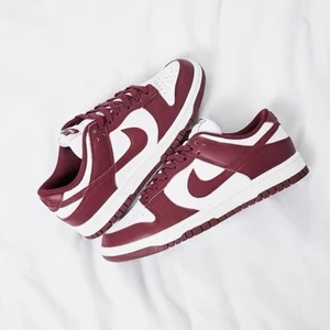 Dunk low  - Dunk Low Bordeaux  Tillgänglig i storlekar⬇️  • EU36,5 • EU37,5 • EU38,5 • EU39 • EU40   • Pris: 1799kr Fri frakt   • Om din storlek saknas skriv till oss i dm så löser vi ett par åt dig   • Skick: DS/Oanvänd   • Vi nås genom dm för eventuella frågor eller funderingar!  • Flera bilder fås via dm  #erisneakers 