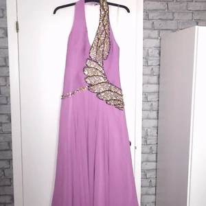 Fest klänning  - Säljer denna fina fest klänning som är helt o använd. Den är jätte fin. Stl large. 