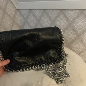 Väska från tiamo  - Nästan helt oanvänd väska från tiamo. ⭐️ säljer den för 80kr, budet ligger på 100kr just nu. Vill ni ha mer bilder går det bra att höra av sig i pm. 💓