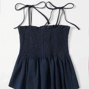 Mörkblått linne i storlek S. Säljer pga använder inte. Köparen står för frakten❤️ Budgivning om fler är intresserade. Kan köpas vid snabb affär för 150.
