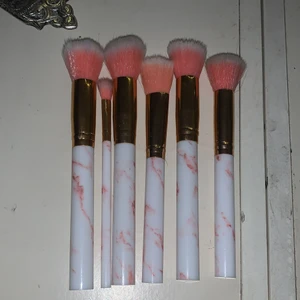 Smink borstar  - Super fina sminkborstar säljer då jag aldrig får användning av dom. Aldrig andvända💮💕