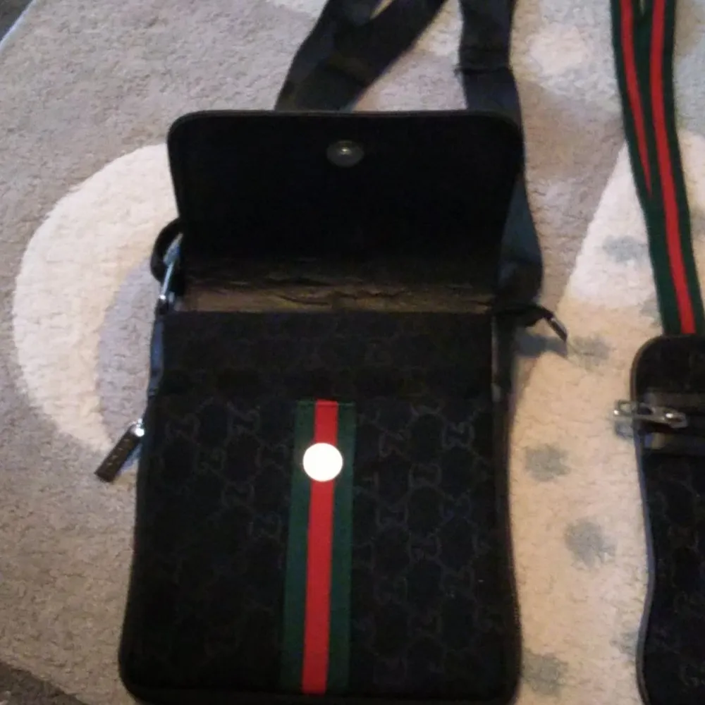 Säljer dessa Gucci väskor som min man endast använd ett par gånger. Säljer dom tillsammans för 500 kr. Väskor.