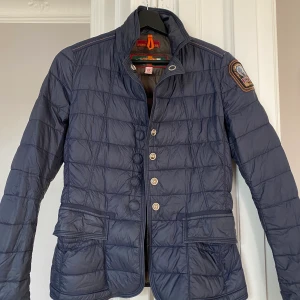 Parajumper - tunn dunjacka  - Sparsamt använd jacka. Inköpt på sealife Stockholm 