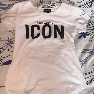 Dsquared2 T shirt - Dsqaured2 T-Shirt i Storlek XS. Tryck på framsidan och på axeln. Sitter bra.