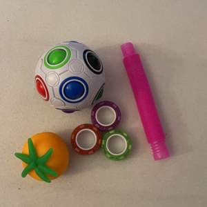 Ett fidget toy paket, en stressboll pysselboll poptube och magnet ringar 