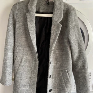 Grå kappa  - Höst kappa (grå) fint skick bara använd en höst, från h&m, 90kr plus frakt 88kr💙
