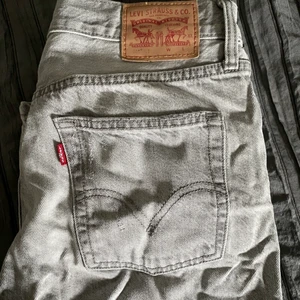 Levi’s jeans - Levis ljus gråa som är hyfsat låga i midjan. Denna har som slitningar uppe vid fickorna men även lite på fickorna bak. Dom är i W26 L32. Inner ben längden är cirka 70cm. ********* skriv vid frågor eller intresse.