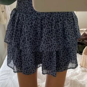 volangkjol - säljer den här populära volangkjolen ifrån kappahls barnavdelning. storlek 170 men passar allt från xs-m. helt ny, aldrig använd. frakt tillkommer🤎