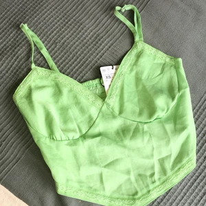 Topp - Säljer mitt fina vintage linne som tyvärr inte kommit till användning och därför är lappen kvar! 