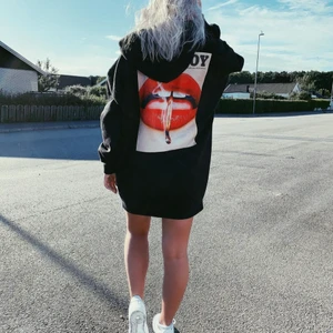 Playboy hoodie - Använd ca 2-3gr! Jätte fin, perfekt längd.💗🥰 passar xs/s 