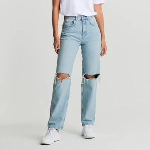 90s jeans - ganska uppslitna hål vid knäna, långa i benen (jag är 179)