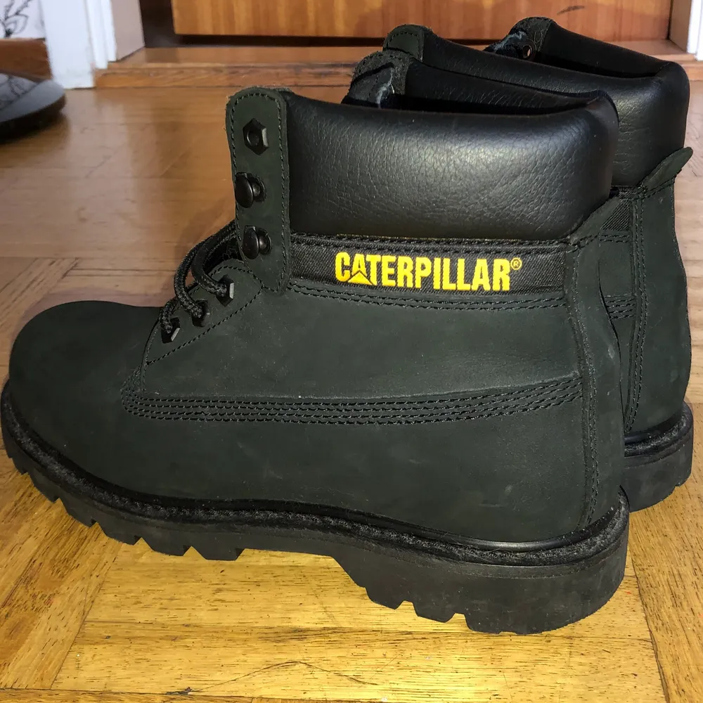 Caterpillar boots, använda 2 gånger. Säljer då de är lite för små för mig. Nypris 1399kr, kom med bud. . Skor.