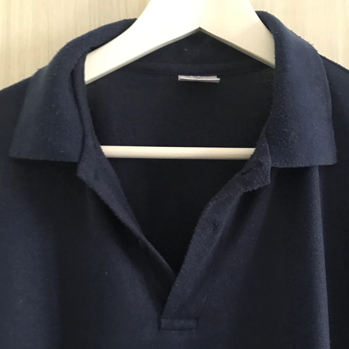 Marinblå farfars tröja.