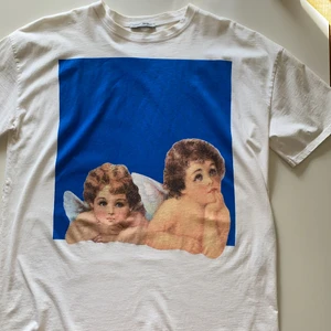 T-shirt med änglar  - Söt oversized T-shirt med änglar på. Oanvänd! 