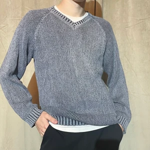 Stickad tröja - Stickad tröja i en supersnygg blå färg. Älskar fitten. Jag är 182cm lång.