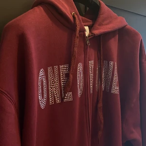 One of one  - Helt ny aldrig varit använd och aldrig tvättad säljer den pågrund av fel storlek tar byten men hälst pengar 