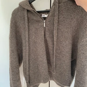 Stickad hoodie från Zara - Obs, säljer på nytt på grund av oseriös köpare. Snälla buda bara om ni verkligen vill köpa den, behöver få den såld pga flytt inom kort och har därför inte tid med oseriösa köpare❤️. Slutsåld stickad hoodie från Zara i storlek M, bra skick! Fraktar endast💞🥰 köp direkt för 500kr💕
