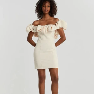 Klänning från gina tricot storlek 34 NY - en helt ny, oanvänd klänning från Gina Tricot. Storlek 34. Nypris 699kr, säljes för 350kr.  