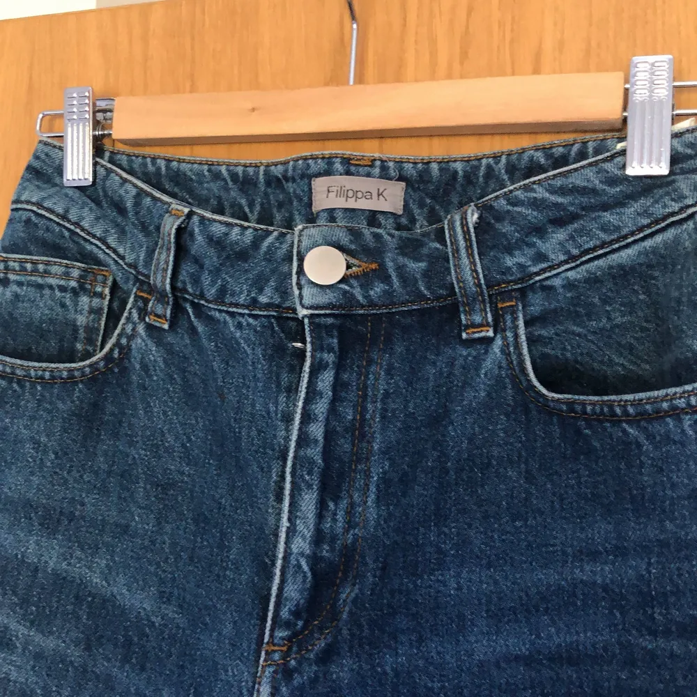 Blå jeans i bra skick. Hyfsat oanvända men med lite snygga slitningar. Storlek S. . Jeans & Byxor.