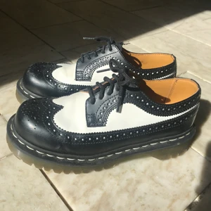 Dr martens - Så fin men för stora för mig så endast använda ett fåtal gånger, ena snöret har dock gått av lite. De funkar fortfarande att knyta!!💋💋