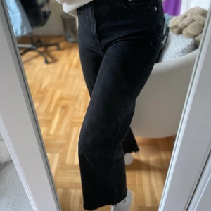 Svarta Jeans - Svarta jeans från lager 157. Jeansen är avklippta längst ner och har fransar. Slutar ca 10 cm från marken på mig som är 175 cm lång. Storlek L❤️