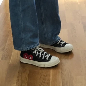 Cdg Converse - Säljer mina Comme Des Garçons converse i storlek 38, de är knappt använda och har några små smutsfläckar runt sulan. Köpta för 2200kr på farfetch. Väldigt sköna skor men mina fötter passar tyvärr inte converse. Buda!!