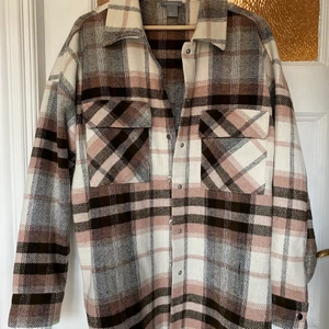 Skjortjacka från Lindex  - Snygg skjortjacka från Lindex. Stl. L. Pris inkl frakt 