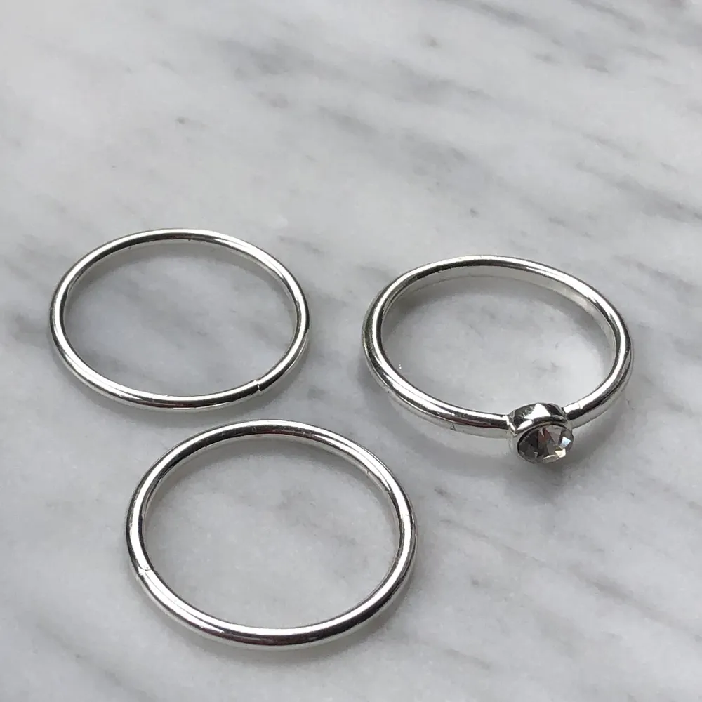 Säljer tre silver ringar och en av dem som har en fin diamant, har nästan aldrig använt. Accessoarer.