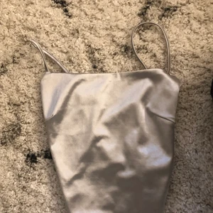 Silvrigt linne - Inte använd så mycket så bra skick 